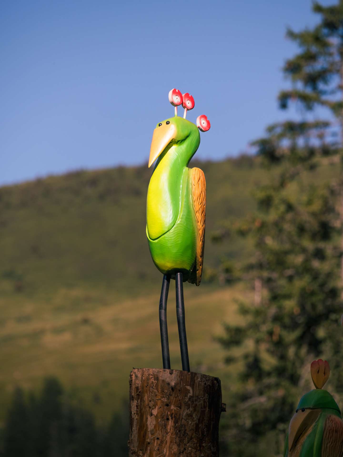 Oiseaux sculpté en bois puis peints - Décor Snowzone Avoriaz - Photo de @nikooo_r