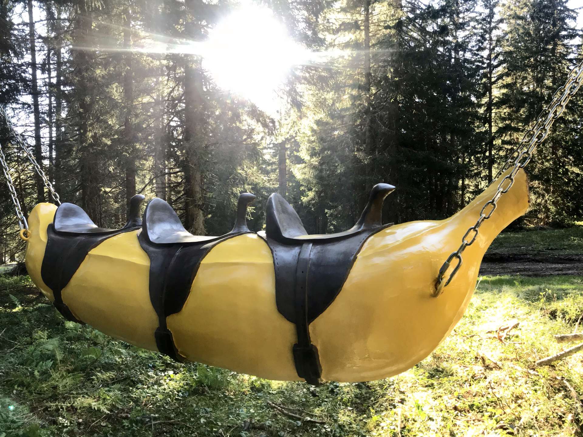 Balancoire en bois en forme de banane pour le lil Stash à Avoriaz - Scénographie et univers d'un snowpark pour enfants