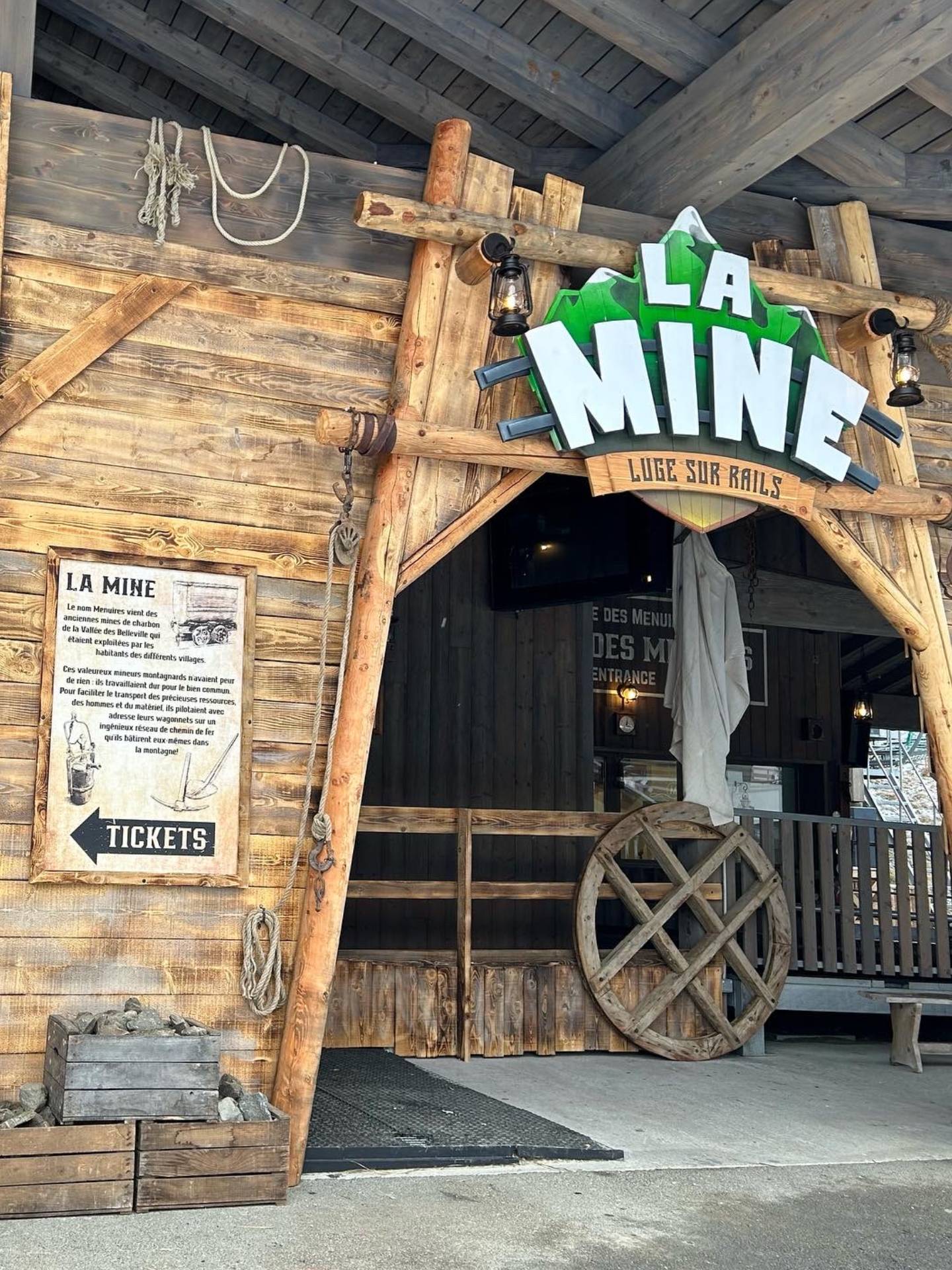 Décor Signaletique Bois - La Mine Luge sur Rails Les Menuires