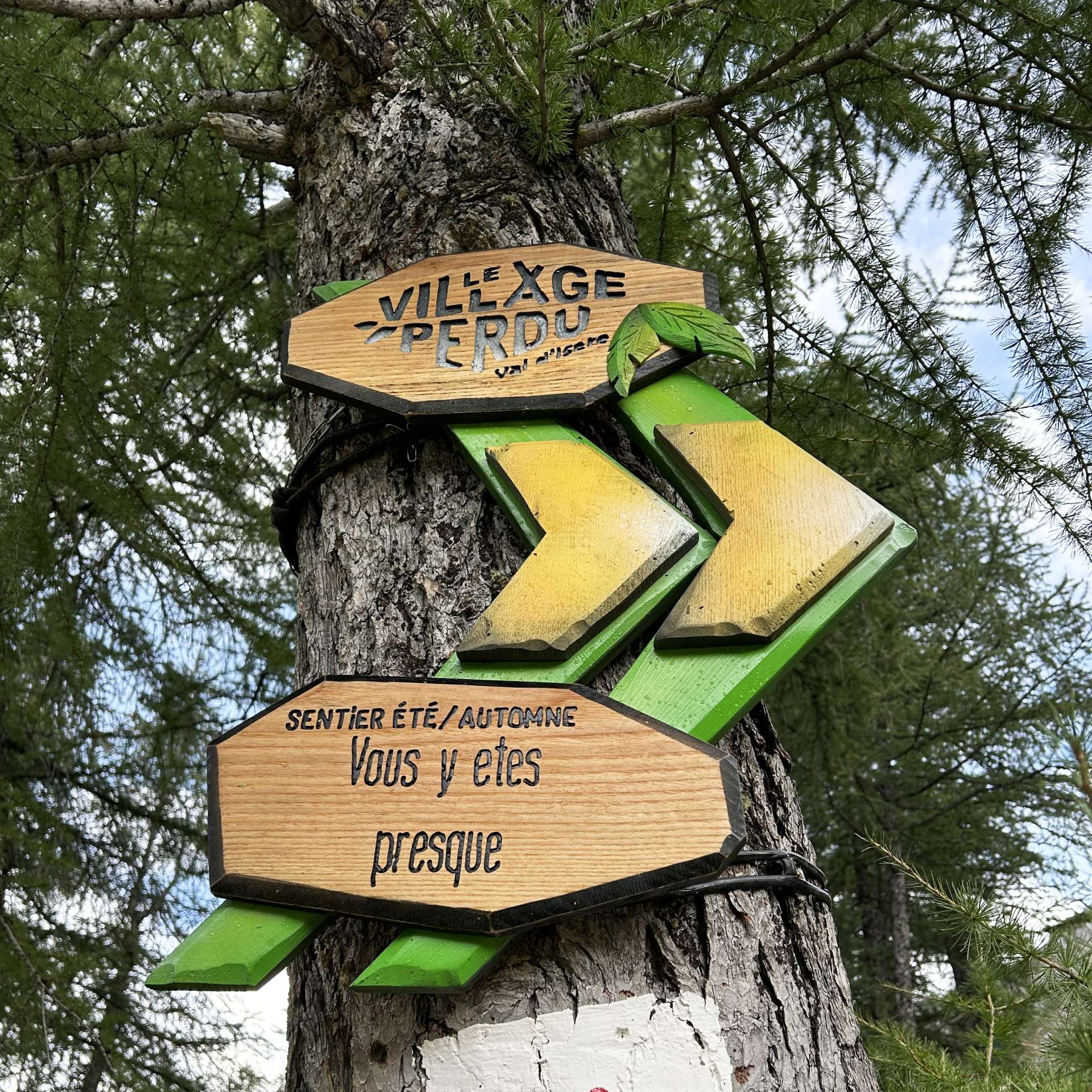 Signaletique, scenographie, decor pour le village perdu à Val d'isere
